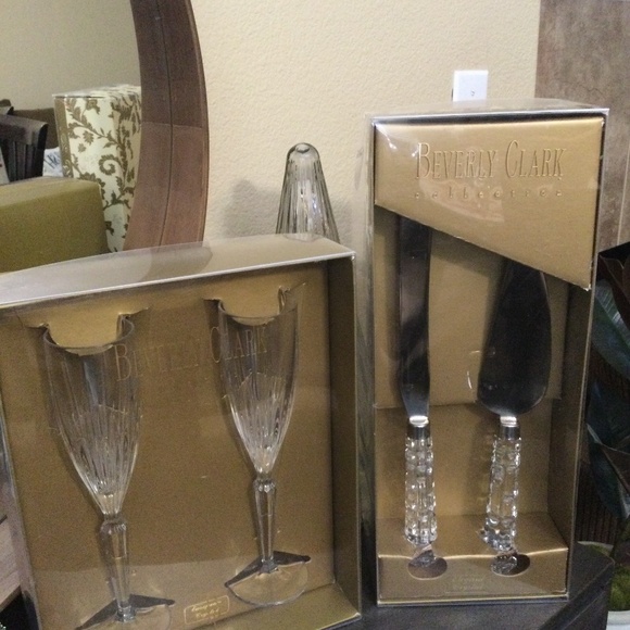 Weddingwine glasses and cake cutting set